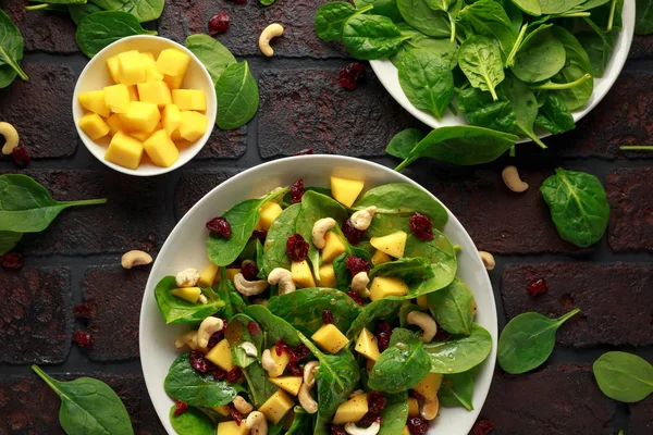 Salad Bayam Mangga Dengan Cranberry Kering Dan Kacang Kacangan Makanan — Stok Foto