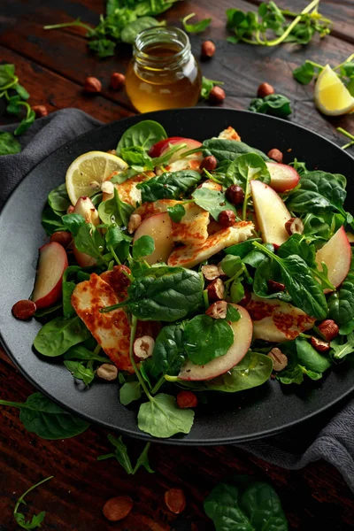 Şeftali meyve, fındık ve ıspanak, Izgara Hellim peynirli salata roka karıştırın. sağlıklı gıda.