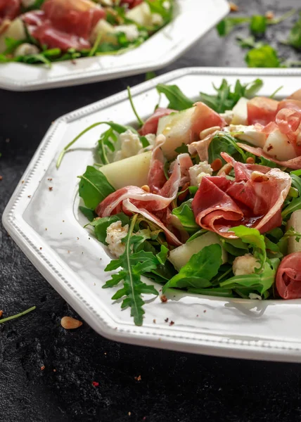 Mozzarella peyniri, roka ve çam fıstığı ile Parma ham ve kavun salatası.