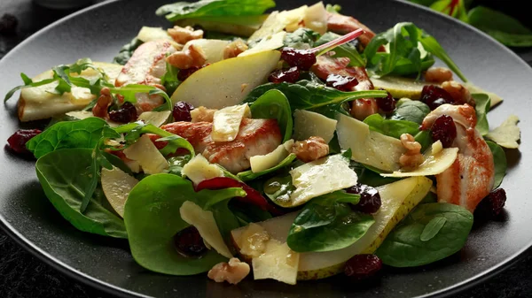 Груша, куриный салат с сыром чеддер, клюквой и грецкими орехами. здоровое питание — стоковое фото