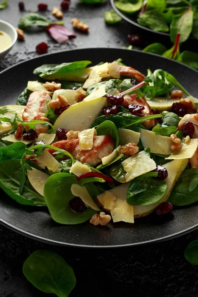 Armut, kaşar peyniri, kızılcık ve ceviz tavuk salatası. sağlıklı gıda