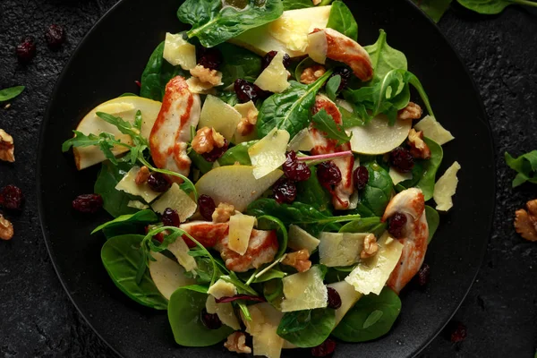 Pera, insalata di pollo con formaggio cheddar, mirtillo rosso e noci. cibo sano — Foto Stock