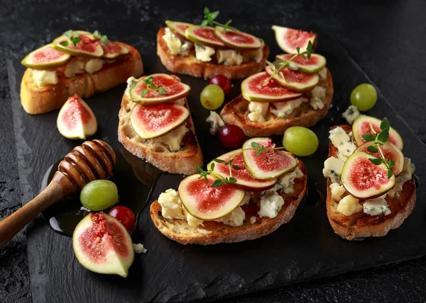 Estas tartinas de higo y gorgonzola, tostadas, bruschetta. rociado con miel . —  Fotos de Stock