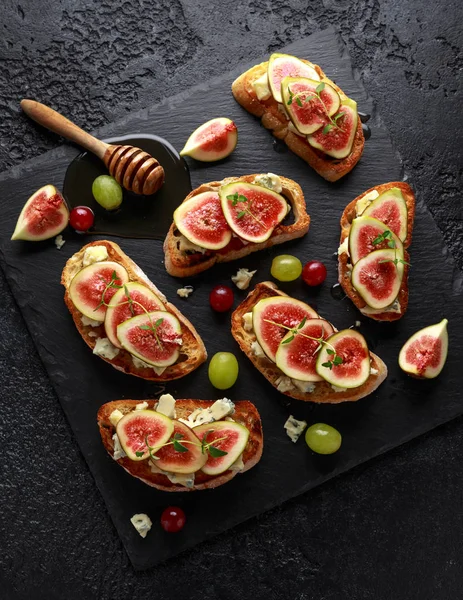 Bu Gorgonzola ve incir tartines, tost, bruschetta. bal ile drizzled.