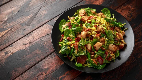 Kavrulmuş brussel filizlenir, ıspanak, kruton ve fındık ile pastırma sıcak salata