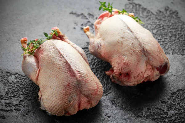 Ham vahşi yeşilbaş ördekler pişirilmeli hazırdır. Oyun veya ocağı kuşlar