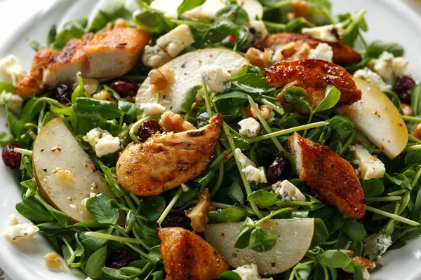 Armut, mavi peynir, kızılcık ve ceviz tavuk salatası. kavram sağlıklı gıda. Beyaz arka plan