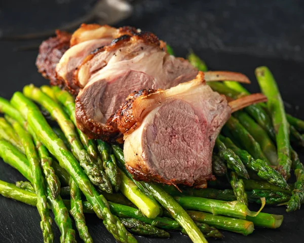 Sotelenmiş yeşil kuşkonmaz kızarmış pirzola