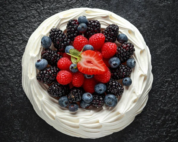 Gâteau Pavlova aux myrtilles fraîches, fraises et framboises — Photo