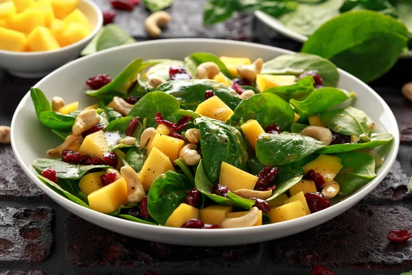 Kurutulmuş cranberries ve fındık ile Mango ıspanak salatası. sağlıklı gıda