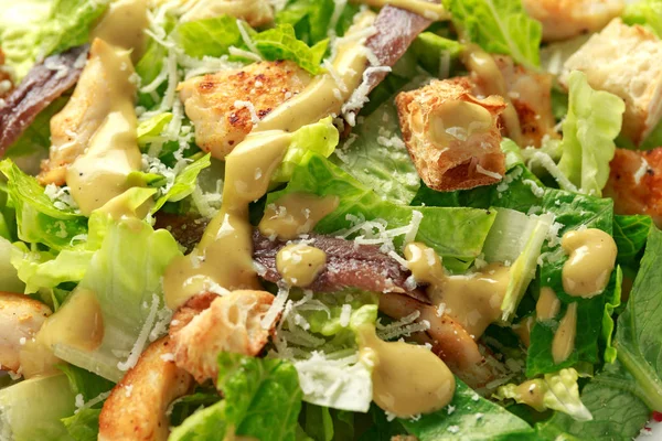 Caesar-Salat mit Huhn, Sardellen, Croutons, Parmesan und Gemüse. gesunde Ernährung lizenzfreie Stockbilder