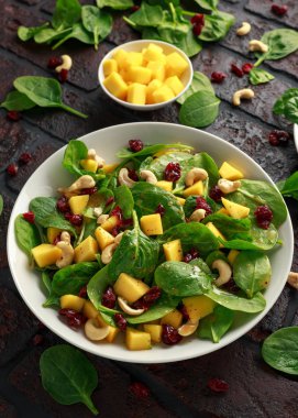 Kurutulmuş cranberries ve fındık ile Mango ıspanak salatası. sağlıklı gıda.
