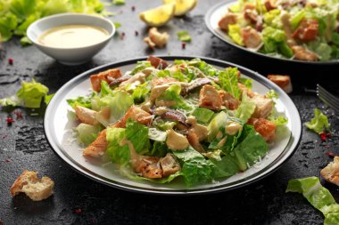 Sezar Salata tavuk, anchous balık, kruton, parmesan peyniri ve Yeşiller ile. sağlıklı gıda