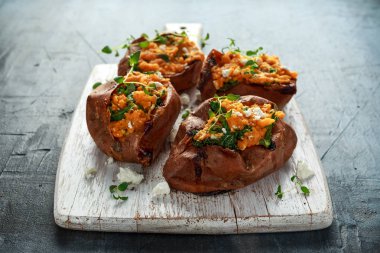 Kızarmış patates, beyaz peynir ve lahana ile doldurulmuş. sağlıklı gıda