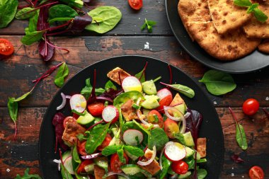 Geleneksel soğanlı salata Pide kruton, salatalık, domates, kırmızı soğan, sebze karışımı ve otlar ile bir plaka üzerinde