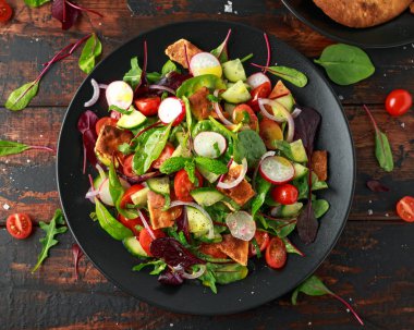 Geleneksel soğanlı salata Pide kruton, salatalık, domates, kırmızı soğan, sebze karışımı ve otlar ile bir plaka üzerinde
