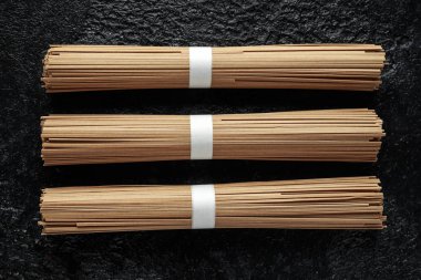 Erişte soba, buğday siyah arka plan üzerine. Geleneksel Japon yemekleri.