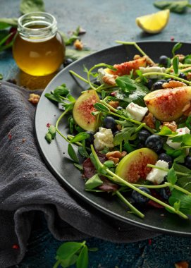 İncir yaban mersini, ceviz, beyaz peynir ve yeşil sebze salatası. sağlıklı gıda