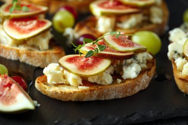 Bu Gorgonzola ve incir tartines, tost, bruschetta. bal ile drizzled.