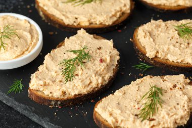 Taze ev yapımı füme somon pate kahverengi ekmek tost ile dereotu