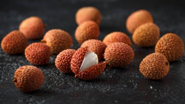 Tropikal Lychee meyveler, soapberry arka plan rustik siyah masada