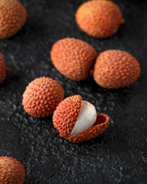 Tropikal Lychee meyveler, soapberry arka plan rustik siyah masada