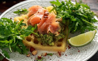 Patates waffle avokado guacamole ve kahvaltıda somon füme