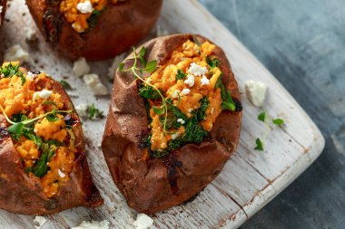 Kızarmış patates, beyaz peynir ve lahana ile doldurulmuş. sağlıklı gıda