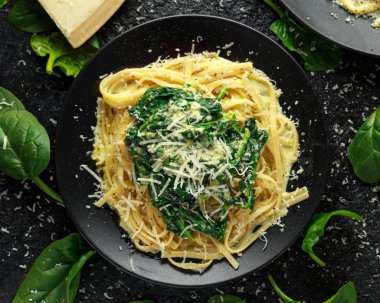 Tagliatelle makarna ıspanak krem sos ile parmesan ile