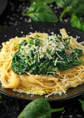 Tagliatelle makarna ıspanak krem sos ile parmesan ile
