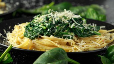 Tagliatelle makarna ıspanak krem sos ile parmesan ile