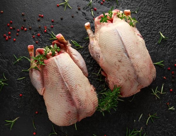 Raw wild mallard ducks with herbs. ready to be cooked. Game or quarry birds — Stock Photo, Image