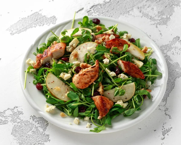 Груша, куриный салат с голубым сыром, клюквой и грецкими орехами. концепция здорового питания — стоковое фото