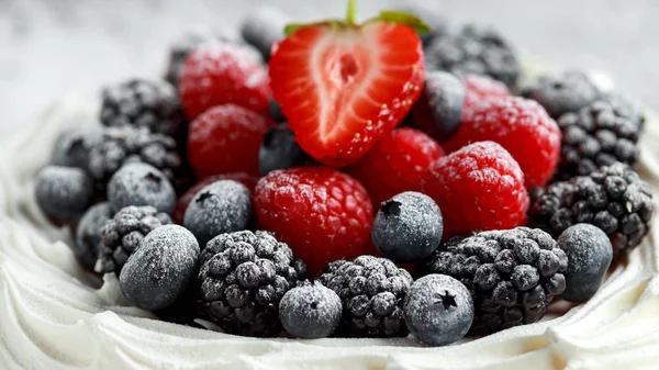 Tort Pavlova jagody świeże jagody, truskawki i maliny — Zdjęcie stockowe