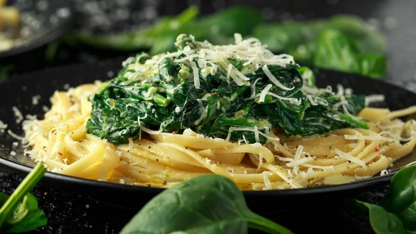 Tagliatelle makarna ıspanak krem sos ile parmesan ile — Stok fotoğraf