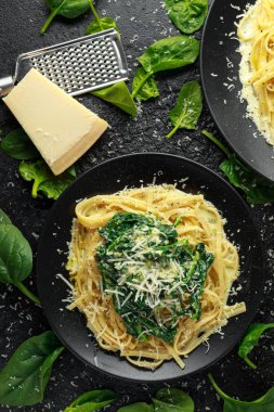 Tagliatelle makarna ıspanak krem sos ile parmesan ile