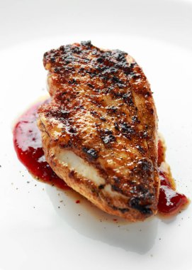 Kızılcık soslu ızgara tavuk göğsü