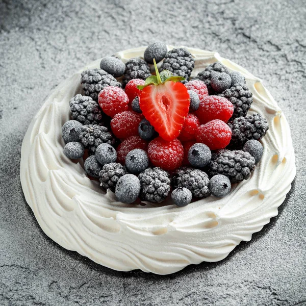 Berry Pavlova tårta med färska blåbär, jordgubbar och hallon — Stockfoto