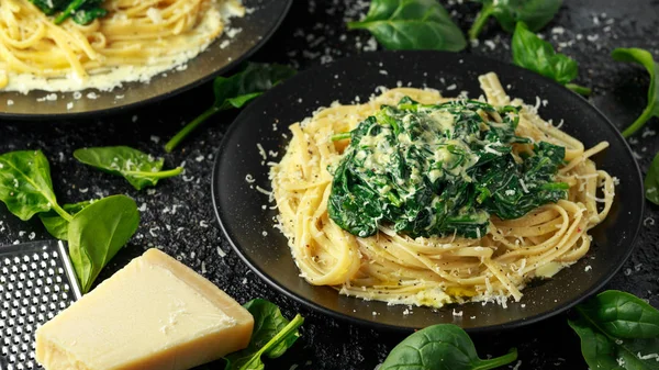 Tagliatelle makarna ıspanak krem sos ile parmesan ile