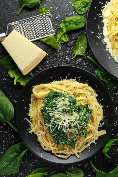 Tagliatelle makarna ıspanak krem sos ile parmesan ile