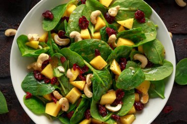 Kurutulmuş cranberries ve fındık ile Mango ıspanak salatası. sağlıklı gıda.
