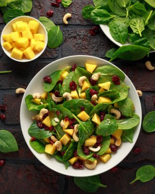 Kurutulmuş cranberries ve fındık ile Mango ıspanak salatası. sağlıklı gıda.