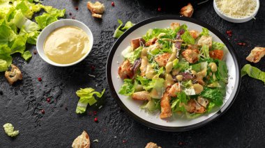 Sezar Salata tavuk, anchous balık, kruton, parmesan peyniri ve Yeşiller ile. sağlıklı gıda