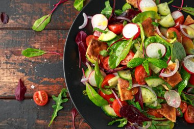 Geleneksel soğanlı salata Pide kruton, salatalık, domates, kırmızı soğan, sebze karışımı ve otlar ile bir plaka üzerinde