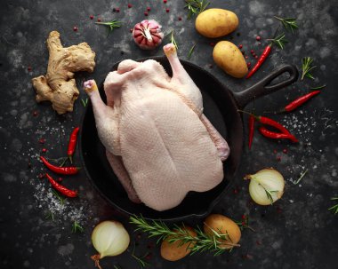 Ham ücretsiz aralığı ördek ile baharat dökme demir tavada kızartma tavası pişirmeye hazır