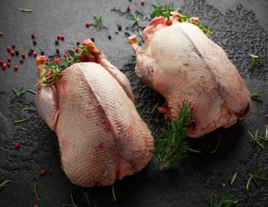 Ham vahşi yeşilbaş ördekler otlar ile. hazır pişmiş olması. Oyun veya ocağı kuşlar