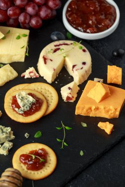 Peynir tabağı servis üzüm, ale Hint turşusu, tatlım, kraker taş gemide. Brie, kaşar peyniri, kırmızı leicester, wensleydale kızılcık, mavi stilton.