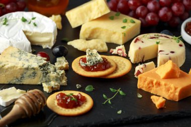 Peynir tabağı servis üzüm, ale Hint turşusu, tatlım, kraker taş gemide. Brie, kaşar peyniri, kırmızı leicester, wensleydale kızılcık, mavi stilton.