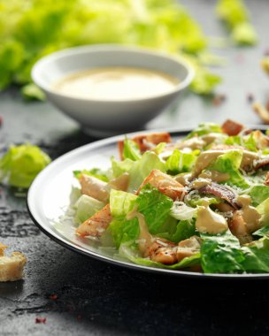 Sezar Salata tavuk, anchous balık, kruton, parmesan peyniri ve Yeşiller ile. sağlıklı gıda