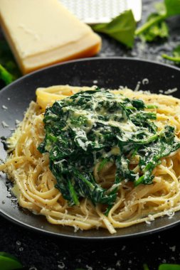Tagliatelle makarna ıspanak krem sos ile parmesan ile